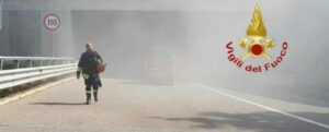 Camper in fiamme sulla Statale 106 all’interno della galleria “Gerace”: scongiurata la tragedia item-thumbnail