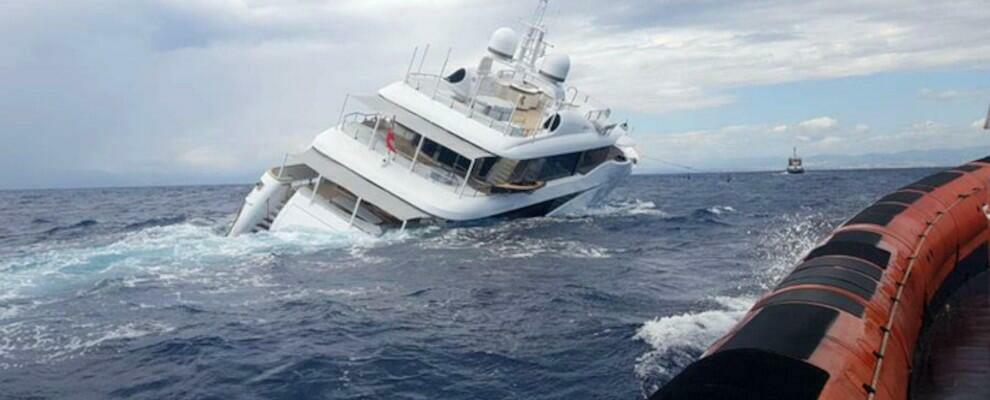Calabria: Yatch affonda, occupanti salvati dalla Guardia costiera