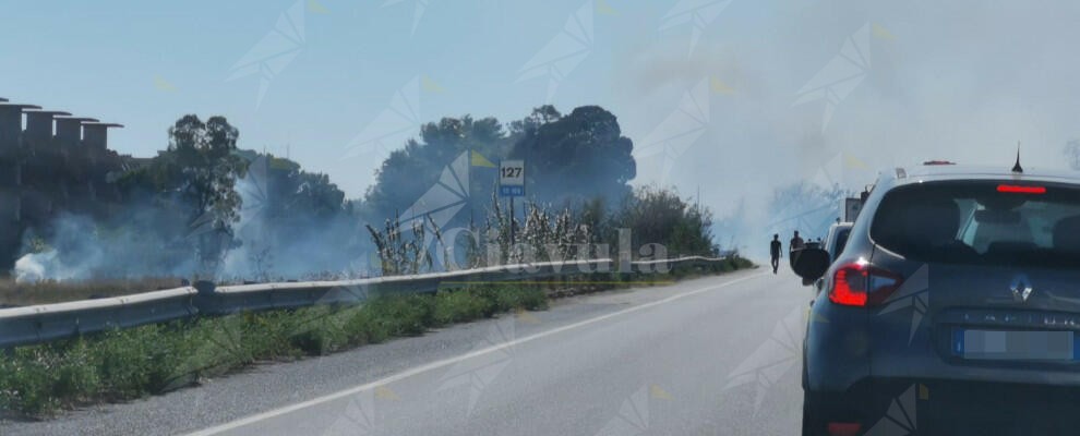 Incendio sulla Statale 106 tra Riace e Stignano: traffico interrotto
