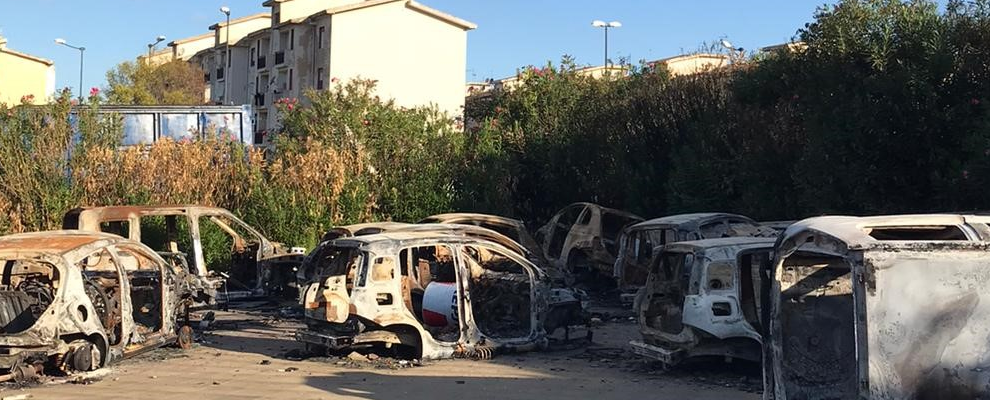Carcasse di auto bruciate ed abbandonate a Reggio Calabria: i carabinieri al lavoro per identificare i proprietari