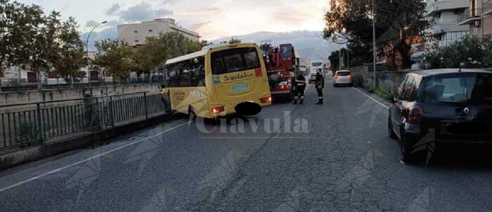 Calabria: Scuolabus infrange ringhiera vicino al fiume, ferito l’autista
