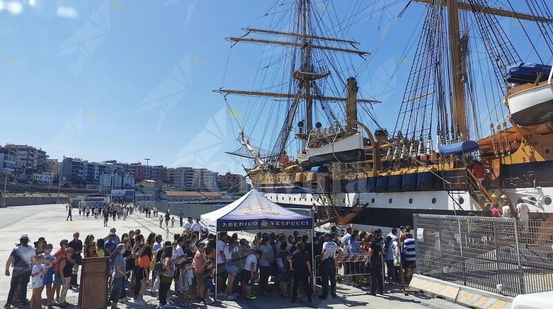 L’Amerigo Vespucci omaggia i Bronzi di Riace