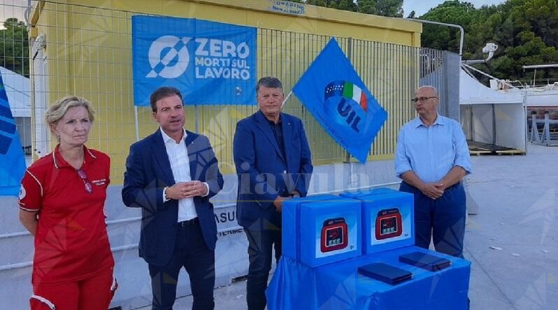 Roccella Jonica: Il segretario generale della Uil Bombardieri dona un defibrillatore al porto