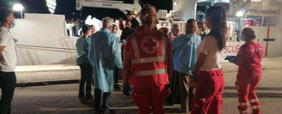 Migranti, concluso nella notte lo sbarco a Crotone di 379 persone soccorse dalla “Diciotti”