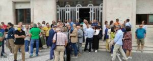 Aggrediti consigliere e dipendenti comunali a Crotone, sit-in in piazza degli amministratori item-thumbnail