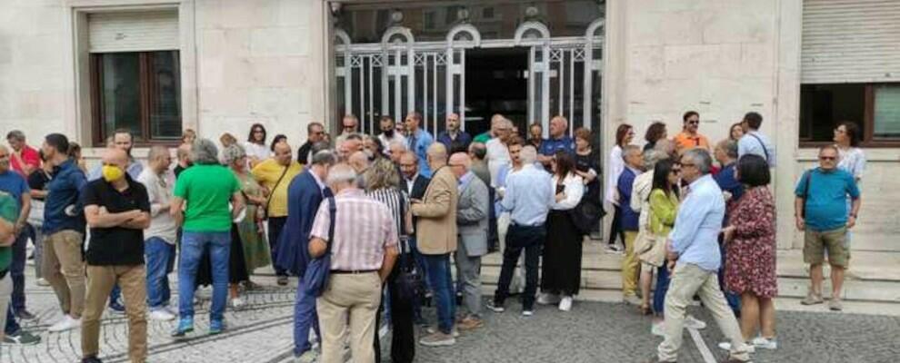 Aggrediti consigliere e dipendenti comunali a Crotone, sit-in in piazza degli amministratori