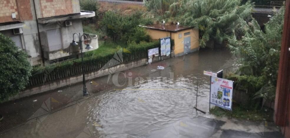 Piove e il sottopasso di Caulonia si trasforma in un fiume