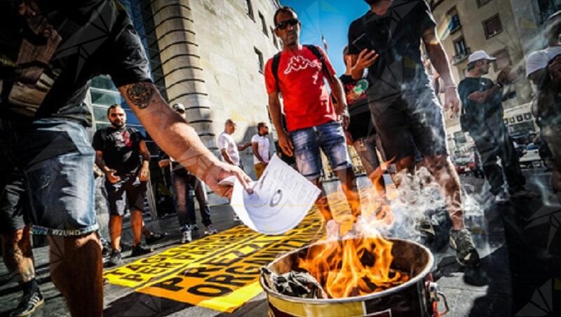 Caro energia, disoccupati bruciano bollette in piazza a Napoli