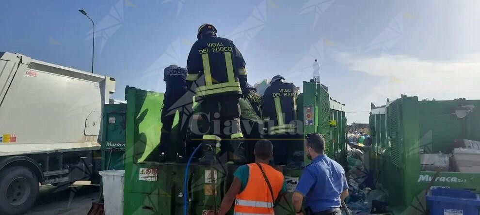 Locri: Rimane incastrato nel compattatore della plastica, trasportato con l’elisoccorso a Reggio