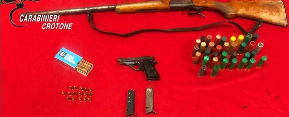 Armi e munizioni nascoste in un deposito di mangimi per gli animali, ai domiciliari un calabrese