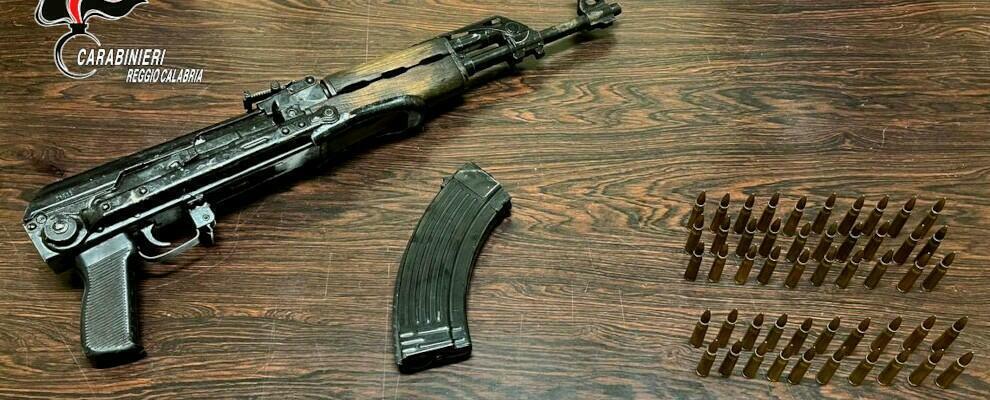 Nasconde un Kalashnikov nel bagagliaio dell’auto. Arrestato un 74enne a Condofuri San Carlo