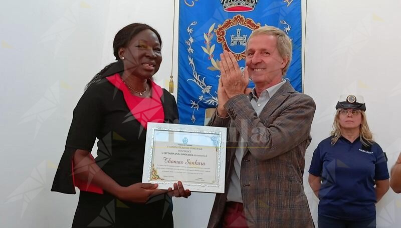 Il sindaco di Caulonia consegna a Blandine Sankara la cittadinanza onoraria per Thomas – video