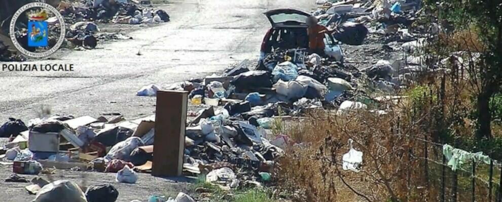 Reggio Calabria, con la patente revocata e senza assicurazione beccato più volte a scaricare rifiuti in strada