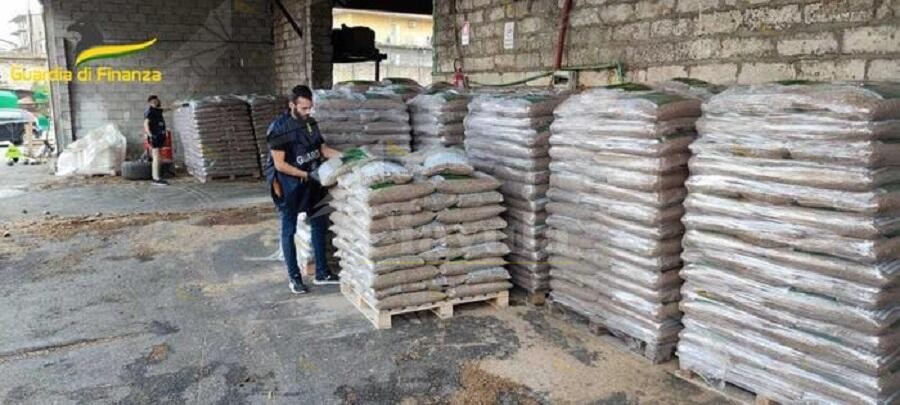 La guardia di finanza sequestra in Calabria 75 tonnellate di pellet contraffatto