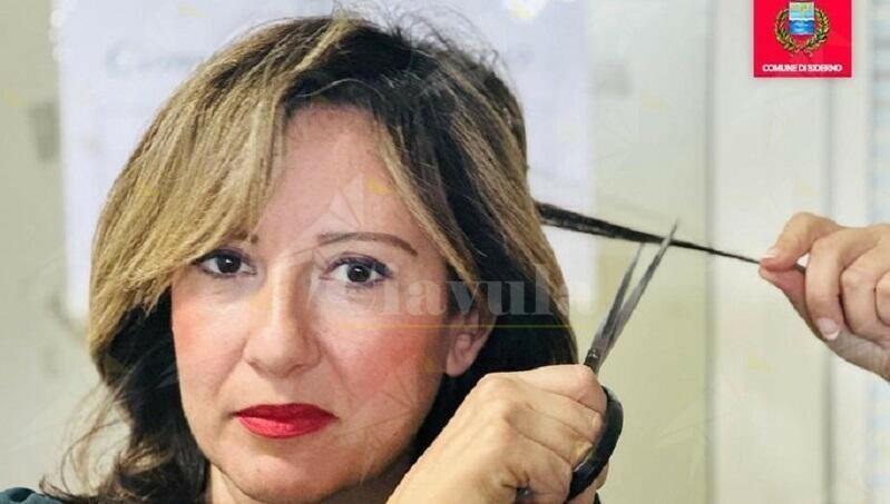 Iran, il sindaco di Siderno taglia una ciocca di capelli