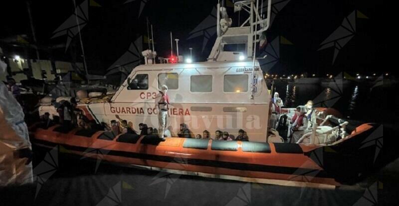 Nuovo sbarco di migranti a Roccella Ionica. 31 persone soccorse dalla Guardia Costiera