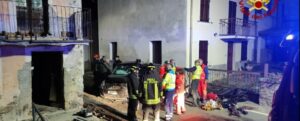 Auto si schianta contro il muro di una casa: grave un ragazzo di 29 anni item-thumbnail