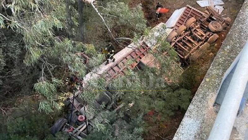 Tir precipita da un viadotto nel Materano, muore un calabrese