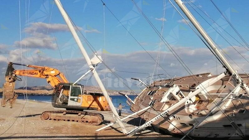 Iniziate le operazioni di demolizione e rimozione del “barcone dei migranti” spiaggiato a Siderno