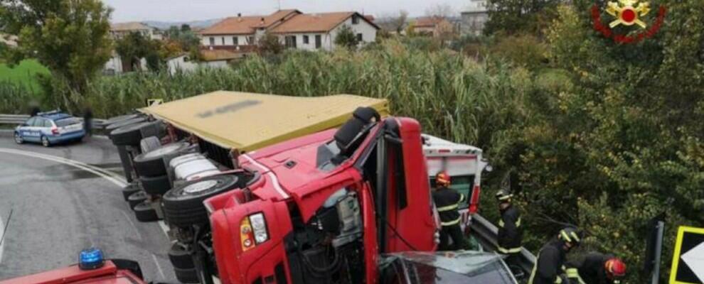 Tir si ribalta e schiaccia l’ambulanza, morti paziente e soccorritore: il cordoglio della Protezione Civile