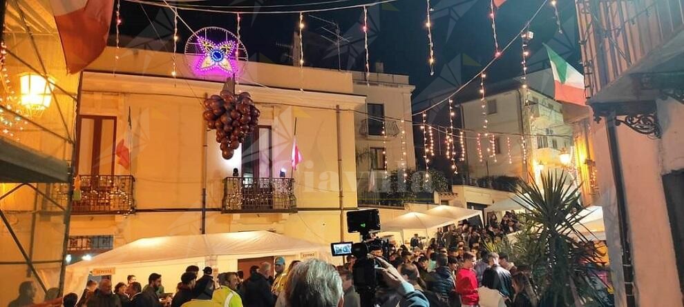 Fiumi di partecipanti a Gioiosa Ionica per la “Festa del Vino di San Martino “