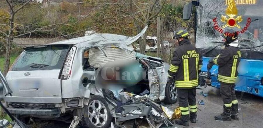 Violento scontro tra un’auto e un autobus di linea, perde la vita un uomo