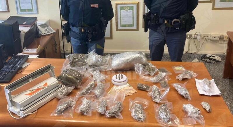 Calabria: Deteneva in casa 2 kg di marijuana e delle munizioni, arrestato