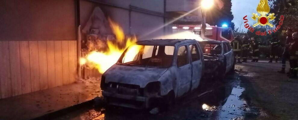 Due auto in fiamme a Tropea. L’incendio coinvolge i contatori del gas di una palazzina: famiglie evacuate