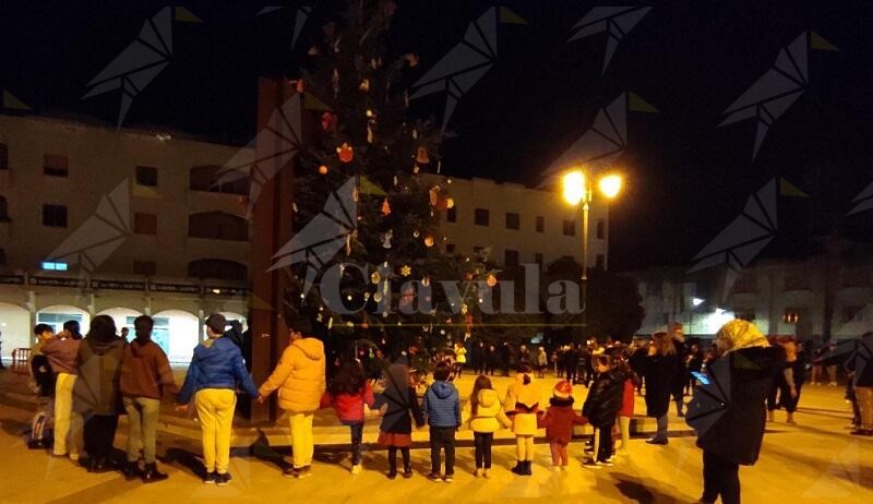 Caulonia, i bimbi del progetto “Salviamo la Terra” in piazza per addobbare l’albero. Fotogallery