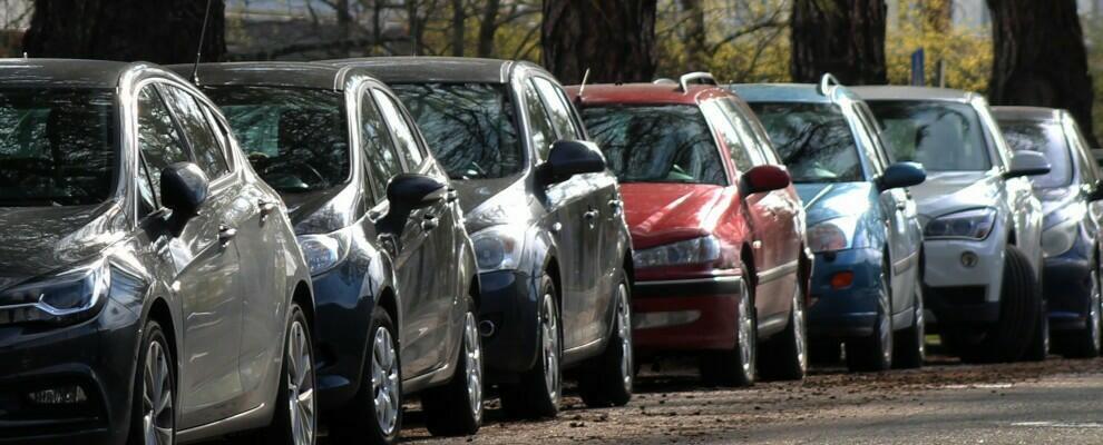 Cosenza, denunciato e allontanato un parcheggiatore abusivo