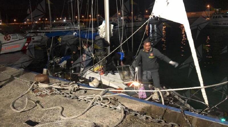 Due sbarchi di migranti in poche ore a Roccella Jonica. Ritrovato in mare un cadavere