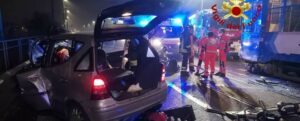 Terribile scontro auto-tram: due persone estratte dalle lamiere item-thumbnail