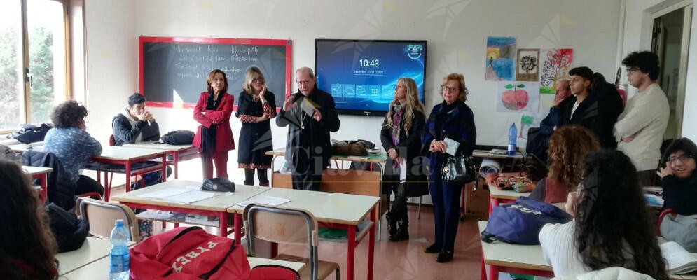 Visita del Vescovo Oliva al Liceo Artistico di Siderno: “Cercate la fede e sognate”