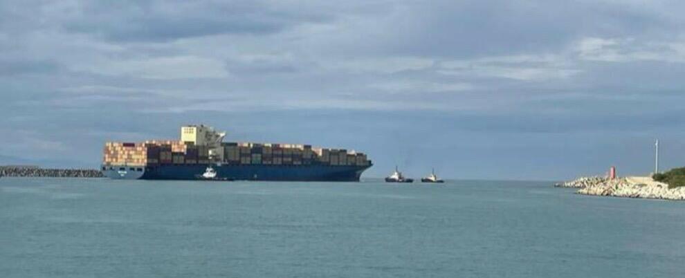 Incidente al porto di Gioia Tauro, portacontainer si incaglia