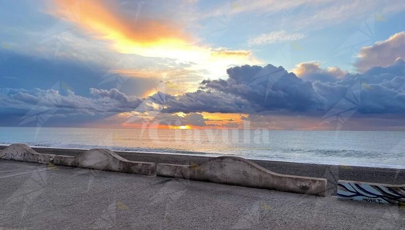 Cambiando Prospettiva: “Alba sul lungomare di Caulonia”