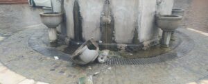 Vandali in azione a Cassano allo Ionio, distrutta la vasca della fontana pubblica item-thumbnail