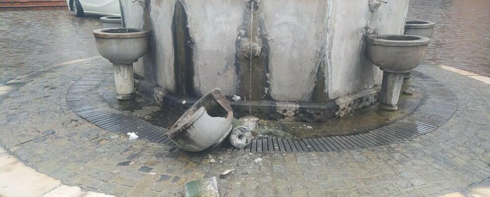 Vandali in azione a Cassano allo Ionio, distrutta la vasca della fontana pubblica