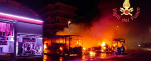 Fiamme distruggono 3 bus nel cosentino, non si esclude dolo item-thumbnail
