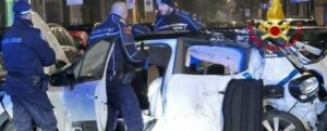 Violento schianto tra due auto a pochi passi dalla stazione: quattro feriti item-thumbnail