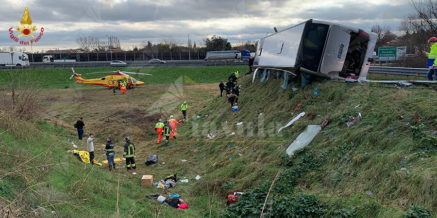 Pullman con 60 persone a bordo si ribalta in autostrada. Interviene l’elisoccorso