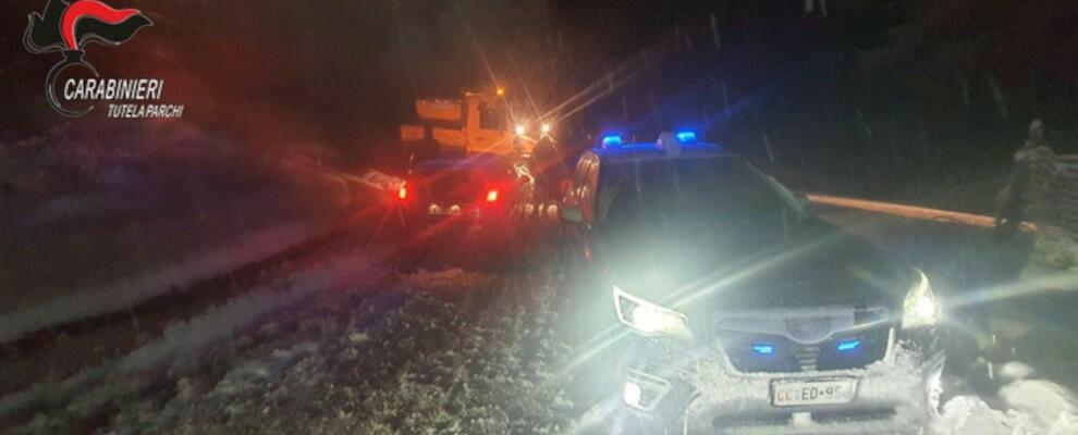 Quindici auto bloccate dalla neve nel parco del Pollino: quaranta persone soccorse