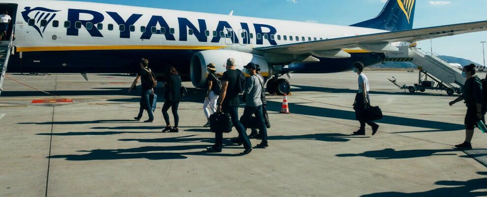 Incidente all’aeroporto di Lamezia Terme, navetta urta con un aereo. Sacal: “Errore umano” Incidente all’aeroporto di Lamezia Terme, navetta urta con un aereo. Sacal: “Errore umano”