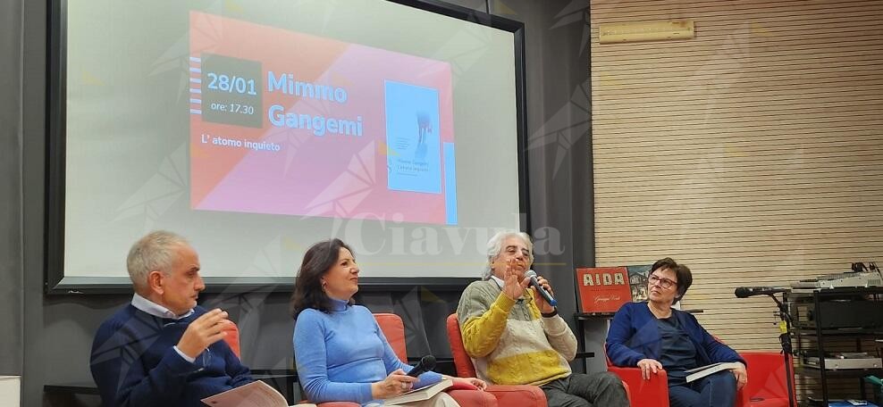 Presentato a Siderno il libro “L’atomo inquieto” di Mimmo Gangemi