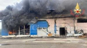 Calabria: In fiamme un negozio di articoli cinesi, indagano i carabinieri item-thumbnail