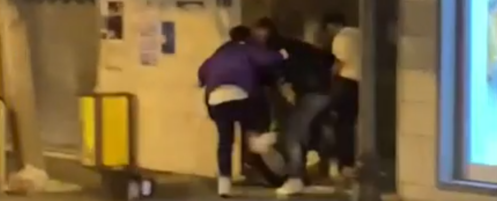 Violento pestaggio in pieno centro a Scalea, uomo pestato brutalmente dal “branco”. Il sindaco: “Bisogna denunciare”
