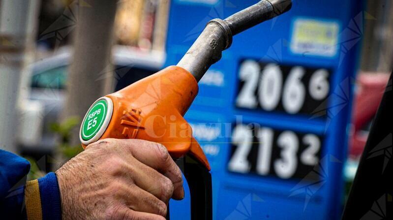 Alleanza Verdi e Sinistra Italiana: “Sui carburanti viene applicata una tassa sulla tassa. Una buffonata”