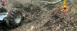 Si ribalta col trattore mentre raccoglie la legna: muore un 63enne item-thumbnail