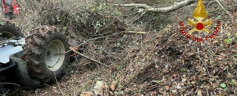 Si ribalta col trattore mentre raccoglie la legna: muore un 63enne