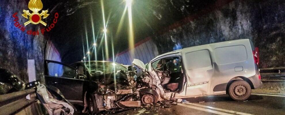 Calabria: incidente sulla statale in galleria, due feriti di cui uno grave
