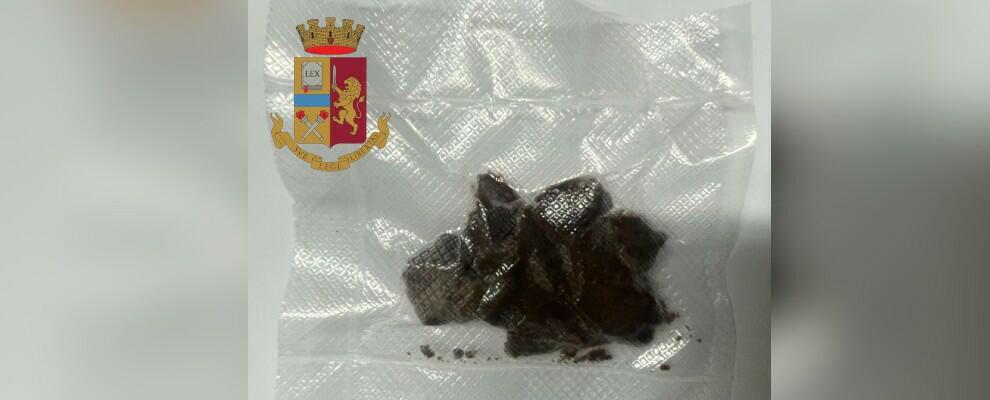 Trasportava la droga nel giubbino: arrestato per spaccio